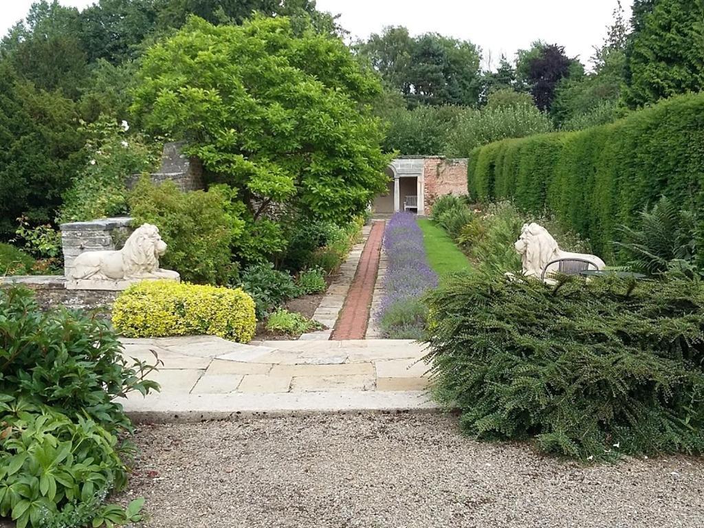 Sutton Hall Resort Thirsk Exterior foto